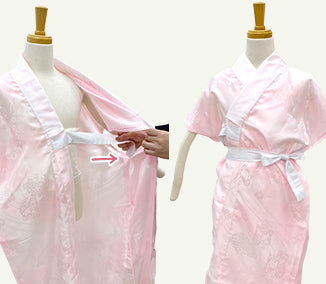 step02 長襦袢を羽織り、脇の穴に紐を通して前で結びます