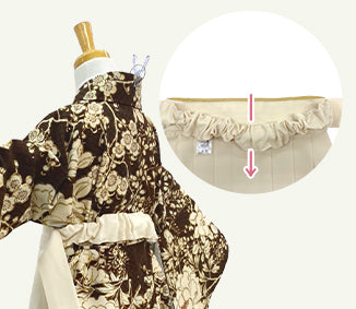 step04 袴の前（紐のある側）とゴムの輪の部分に足を通します