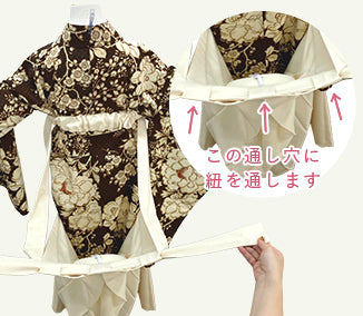 step05 袴の紐を後ろの通し穴に通します